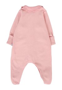 Body neonato rosa a coste con maniche lunghe, caratterizzato da un colletto ondulato e design con piedini. Tessuto morbido, senza modelli o accessori visibili.