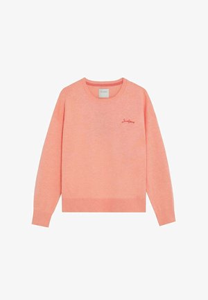 Maglione girocollo color corallo chiaro con maniche lunghe, polsini e orlo a coste e piccolo nome del marchio ricamato sulla parte superiore sinistra del petto.