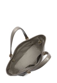 Borsa a tracolla in pelle grigia con texture morbida, due manici robusti e finiture in tono oro. Presenta un interno spazioso, foderato e con tasche.