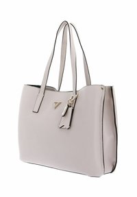 Borsa a tracolla grigia in pelle con doppio manico, apertura superiore, dettagli neri e un ciondolo attaccato. Texture liscia e design minimalista.