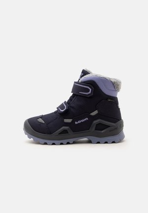 Botte d’hiver enfant noire et violette avec deux bandes Velcro et une doublure duveteuse, conçue pour une utilisation en extérieur.