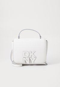 Fehér bőrtáska struktúrált dizájnnal, kiemelkedő DKNY logóval dombornyomott formában, tetején fogantyúval és állítható vállpánttal pasztellkék részletekkel.