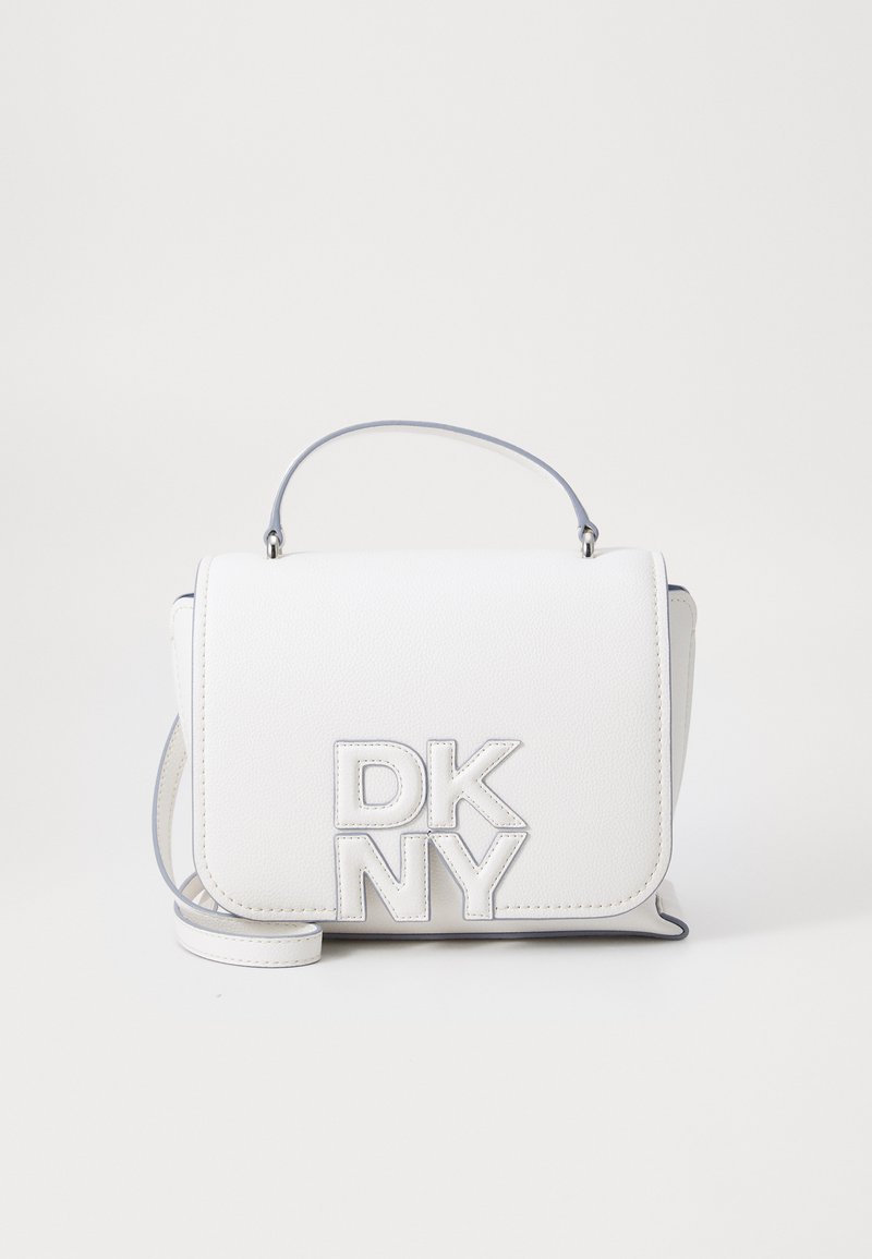 Vit läderhandväska med en strukturerad design, framträdande DKNY-logotyp i relief, topphandtag och justerbar axelrem med pastellblå accenter.