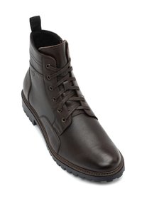 Stivaletto in pelle marrone con finitura testurizzata, punta tondeggiante, occhielli in metallo, chiusura con lacci e suola in gomma robusta.
