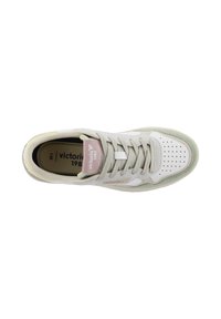 Sneaker bianco con accenti grigi, punta rotonda, dettagli perforati e suola texture. Presenta un'etichetta rosa e lacci piatti.