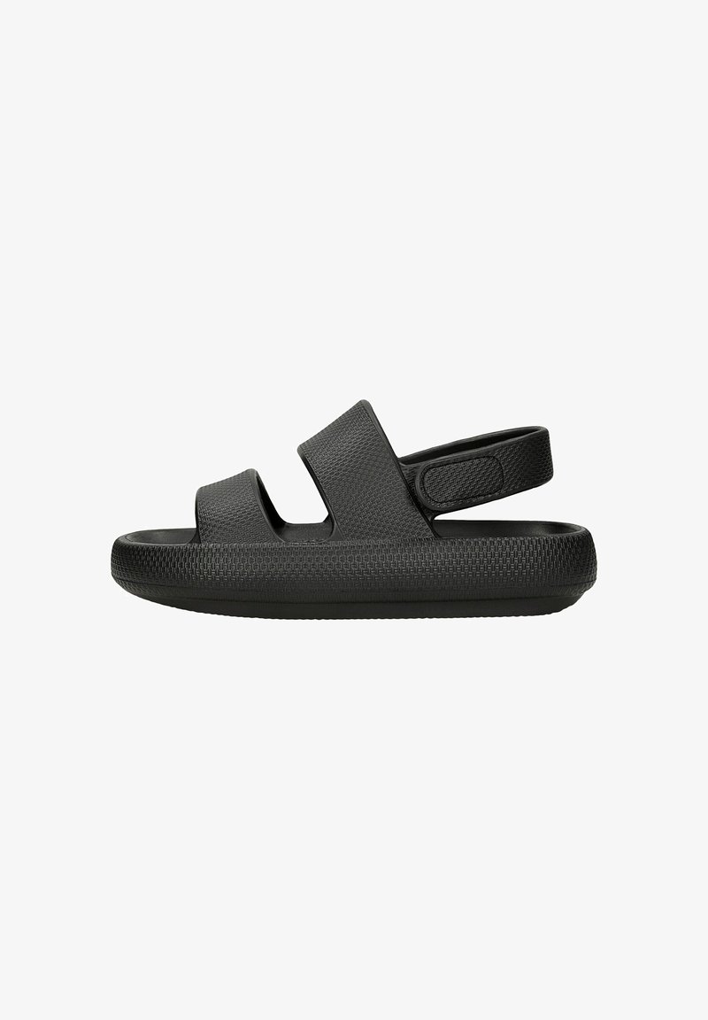 Zwarte sandalen van gestructureerd rubber, met twee brede banden en een hielsteun. De zool is plat en licht gebogen voor comfort.