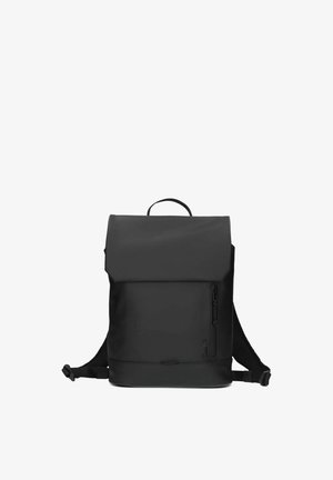 Sac à dos rectangulaire noir avec rabat supérieur, poche avant zippée et bretelles réglables sur fond blanc.