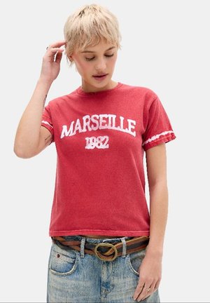 BDG Urban Outfitters, MARSEILLE RELAXED TEE - Trükipildiga T-särk - red