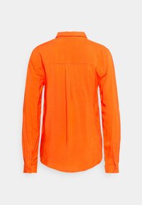 Koszula z długim rękawem w jaskrawym pomarańczowym kolorze, z kołnierzykiem, guzikami na mankietach oraz plisą na środku pleców dla dodatkowego szczegółu i stylu.