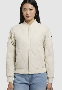 Ljus beige kviltad jacka med rund hals, tryckknappslås, ribbade ärmslut och sidofickor. Slät yta med diamantmönster.