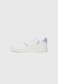 Hvite lær sneakers med lavendel detaljer, rund tå, perforerte detaljer og flat gummisåle. Merkevarelogo på siden og hælen.