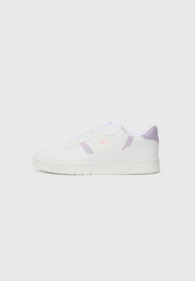Hvite lær sneakers med lavendel detaljer, rund tå, perforerte detaljer og flat gummisåle. Merkevarelogo på siden og hælen.