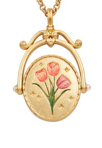 Gouden hangereketting met een bloemmotief met drie roze tulpen op een kleurrijke gouden achtergrond, geaccentueerd met kleine sterren en parels.
