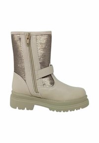 Stivale alla caviglia beige con pannello laterale testurizzato in oro metallico, cerniera frontale e cinturino regolabile. Suola spessa e di colore chiaro. Finitura in pelle liscia.