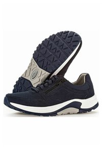 Navyblaue Sneakers mit Stoffoberfläche, strukturiertem Finish und gepolstertem weißen Zwischensohlen. Verfügt über einen seitlichen Reißverschluss und eine robuste Sohle für besseren Halt.