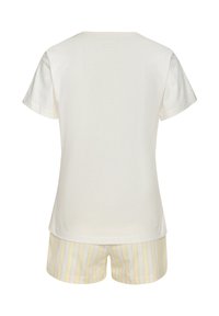 Weißes Baumwoll-T-Shirt mit kurzen Ärmeln und Rundhalsausschnitt, kombiniert mit gelb-weiß gestreiften Shorts mit glatter Textur.