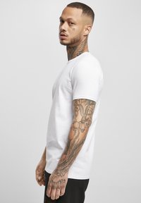Urban Classics FITTED STRECH TEE - Jednoduché tričko - white
