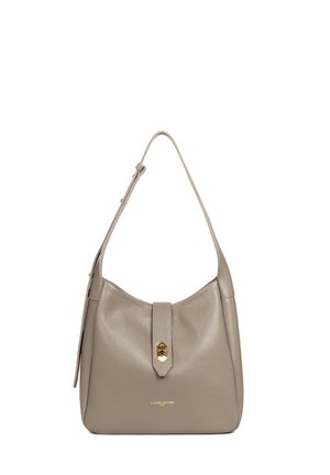 Borsa a spalla in pelle grigia con una superficie liscia, design curvo e un clasp magnetico centrale con hardware dorato e dettagli del logo.