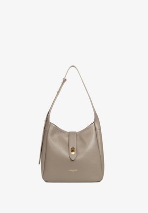 Sac à bandoulière en cuir gris avec une texture lisse, un design incurvé et un fermoir magnétique central avec des éléments en or et un détail de logo.