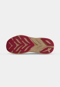 Semelle de chaussure avec une base beige et une bande de roulement en caoutchouc rouge présentant des motifs en chevrons et triangles pour la traction et l’adhérence.