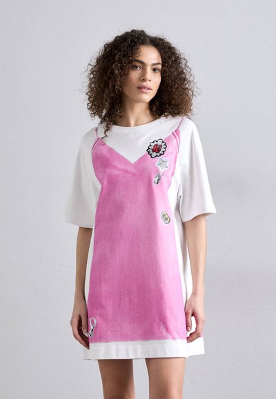 Růžové a bílé oversized šaty s krátkým rukávem, které mají tištěný vzor, různorodé aplikace a strukturovanou tkaninu.