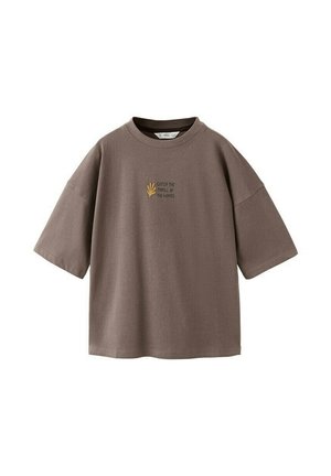 Rjava prevelika majica s kratkimi rokavi in okrolim izrezom ter majhno rumeno grafiko roke in napisom "Ujemi vznemirjenje valov" na prsih.