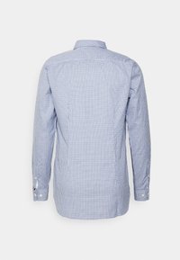 Camisa de manga larga a cuadros en azul y blanco, con cuello abotonado y botones en los puños, confeccionada en una tela suave y texturizada.
