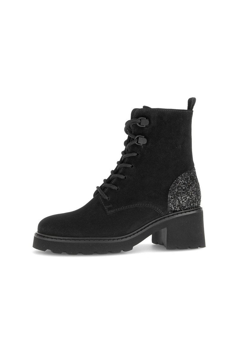 Bottines en suède noir avec un laçage à l'avant et un talon épais. Le panneau arrière présente un détail accent en paillettes pour une texture supplémentaire.