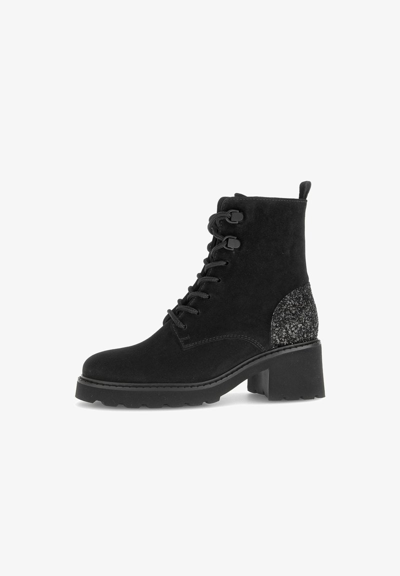 Bottines en suède noir avec un laçage à l'avant et un talon épais. Le panneau arrière présente un détail accent en paillettes pour une texture supplémentaire.