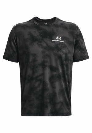 Zwart Under Armour sport-T-shirt met korte mouwen, subtiel camouflagepatroon en wit logo op de linkerborst.