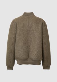 Giacca bomber in misto lana marrone con colletto e polsini a coste, caratterizzata da una silhouette ampia e un design con cuciture sul retro.