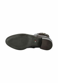 Semelle de chaussure en caoutchouc noir avec une texture antidérapante, un talon rectangulaire et un branding minimal. Inclut des accents décoratifs en métal.
