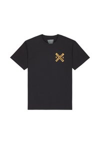 Camiseta negra de manga corta con un pequeño gráfico de texto en naranja cruzado que dice "TIMBER! ELEMENT" en el área del pecho izquierdo.