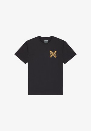 T-shirt nera a maniche corte con una piccola grafica testuale arancione incrociata che recita "TIMBER! ELEMENT" nella zona sinistra del petto.