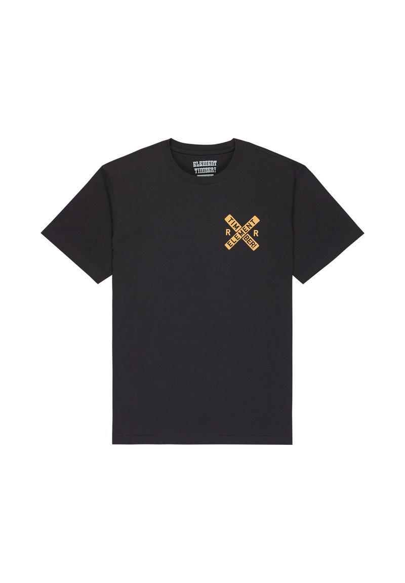 Camiseta negra de manga corta con un pequeño gráfico de texto en naranja cruzado que dice "TIMBER! ELEMENT" en el área del pecho izquierdo.