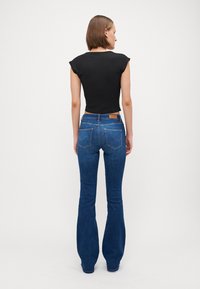 ONLY Tall ONLANN MID  - Džinsi ar paplatinātiem galiem - dark blue denim