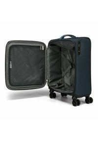 Valise rigide de couleur marine avec une ouverture zippée, des sangles intérieures pour sécuriser les objets et une poche en mesh. Dotée de huit roues pour une meilleure mobilité.