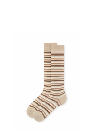 Une paire de chaussettes hautes jusqu'aux genoux rayées beige, marron et blanc, posées à plat sur un fond blanc.