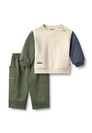 Completo due pezzi per bambini con maglietta a maniche lunghe beige e blu con grafica di un'auto e pantaloni verdi con tasca e motivo veicolo.