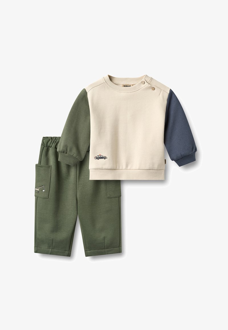 Ensemble deux pièces pour enfants avec haut beige et bleu à manches longues avec motif voiture et pantalon vert avec poche et motif véhicule.