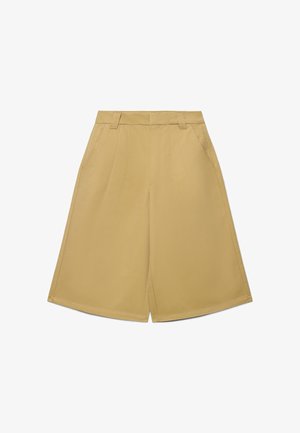 Shorts larges beige longueur genou avec passants pour ceinture, poches avant et couture centrale à l'avant.