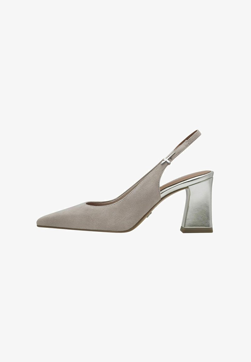 Chaussure à talon aiguille en suède beige avec un bout pointu et un talon bloc argenté angulaire, arborant un design découpé et une sangle ajustable.