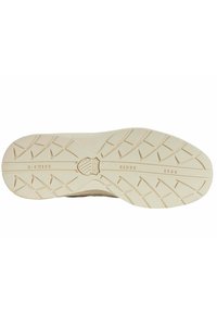 Semelle de sneaker K-Swiss, en caoutchouc beige avec un motif de traction, arborant un logo et un texte en relief. Texture lisse et forme arrondie.