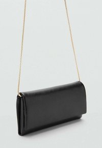 Zwarte faux leren clutch met een gouden kettingstrap, met een slank rechthoekig ontwerp en een gladde textuur. Geen zichtbare hardware.