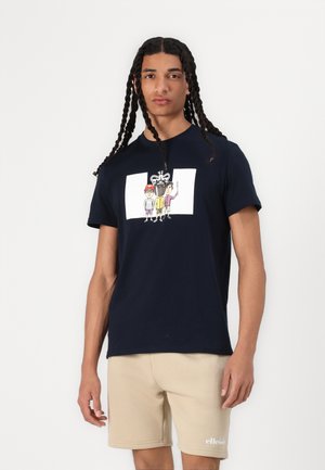 Tricou din bumbac bleumarin, cu un grafic central ce prezintă trei personaje cartoon. Maneci scurte și decolteu rotund, asociat cu pantaloni scurți bej.