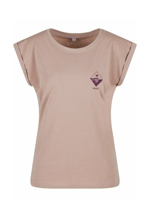 Svetlo roza bombažna majica s kapicami, z majhnim temno vijoličastim grafičnim motivom in besedilom na prsih, okroglim ovratnikom in sproščenim krojem.
