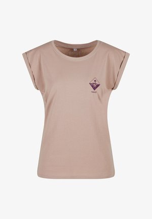 Hele roosa puuvillane T-särk lühikeste varrukatega, millel on rindkeres väike tumelilla graafika ja tekst, ümar kaelus ja mugav lõige.