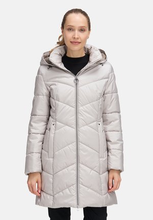 Lichtgrijze pufferjack met ritssluiting aan de voorkant, capuchon en chevrongequilt patroon. Gemaakt van glad, glanzend materiaal met zijzakken.