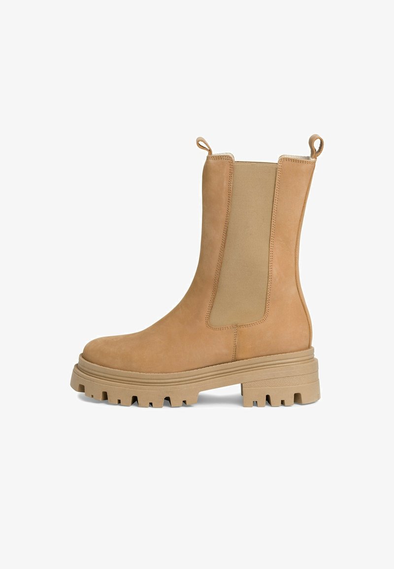 Bottines en suede tan avec panneaux latéraux élastiques, tirettes en boucle, semelle en caoutchouc épaisse et motif de semelle pour une bonne traction.