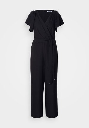 Svart jumpsuit med korte, flagrende ermer, en omslagsdesign og midjebånd. Stoffet har en teksturert overflate og vide bukser.